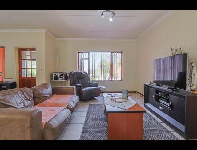 3 BEDROOM TOWNHOUSE FOR SALE IN GLENVISTA